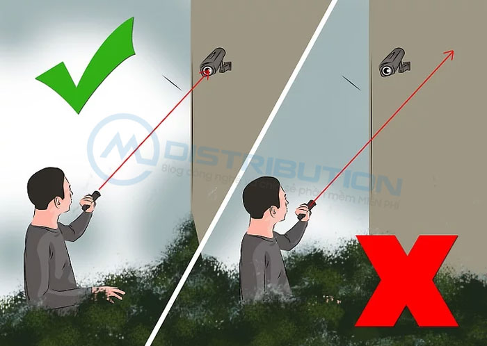 chieu-tia-laser-vao-thang-camera-de-pha