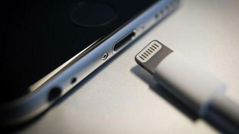 apple-vo-tinh-thua-nhan-loai-bo-cong-lightning-tren-iphone-se-la-tham-hoa-khung-khiep-the-nao-cho-moi-truong-2